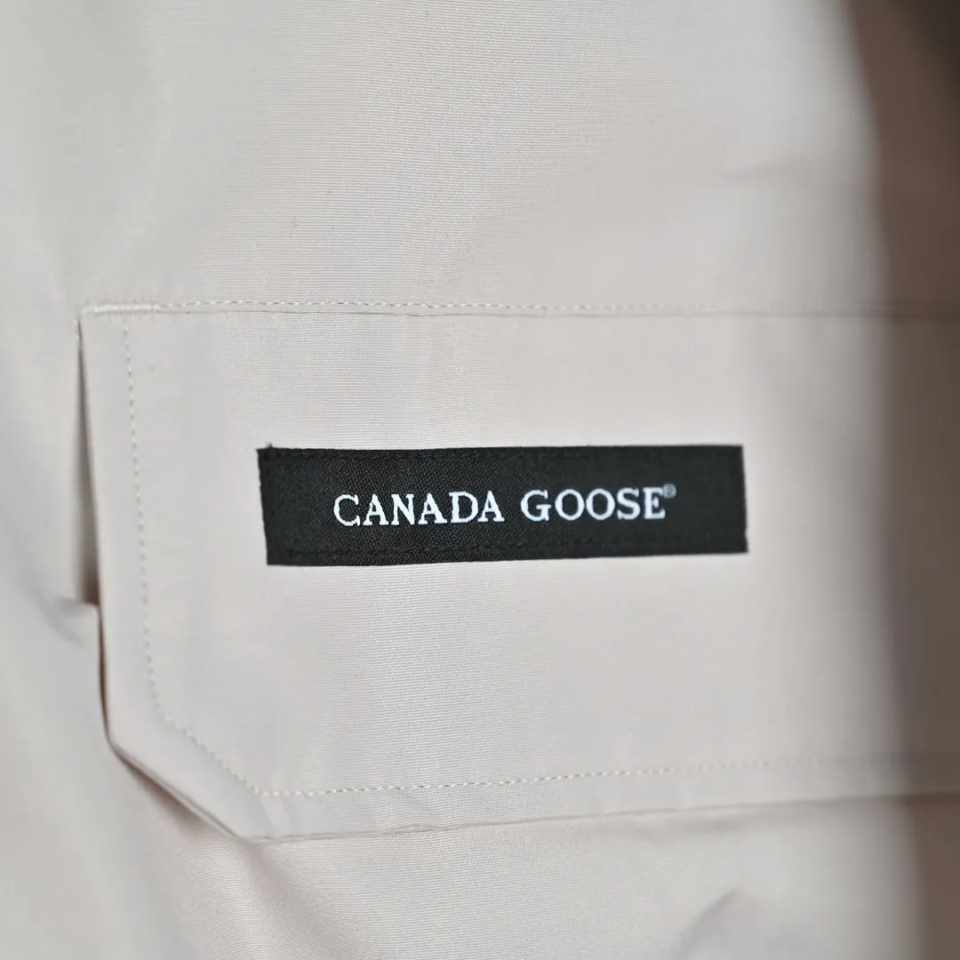 P720 𝐂𝐚𝐧𝐚𝐝𝐚 𝐆𝐨𝐨𝐬𝐞 𝐄𝐱𝐩𝐞𝐝𝐢𝐭𝐢𝐨𝐧 𝟕𝟗𝟗𝟗𝐌 Canada Goose Model 01 Short Down Jacket 🔝Product color: black, off-white, graphite gray, navy blue, sky blue 🔝Product size: XS S M L 2️⃣Exclusively customized 18-count fabrics with the same ZP. Using "Arctic Tech" fabric technology, the outer fabric is 84.5% polyester fiber and 15.5% cotton, the lining is 100% cotton fiber, and the padding is 100% polyester fiber. It is durable, waterproof, windproof, cold-resistant and warm. 3️⃣The lining is made of 40D Nylon AC oil-based glue, with level 5 single-dye fastness. The collar flannel is made of original high-density mercerized velvet, and the pocket fabric is made of elastic high-density polar fleece, which is soft and skin-friendly. The bile cloth is made of 330T polyester anti-velvet No. 7 needle to prevent lint from running away. If there is lint running away, it will be given away for free! 4️⃣The JUKI large-scale sewing machine imported from Japan is professional in stitching and seaming. It completely follows the original 106 stitches on the whole piece of clothing and is reinforced throughout. The length of each jujube follows the original one and is fixed at 1-1.1cm. The density and length are the same as the original one. 5️⃣Yoshida YKK original zipper, Y-shaped double hook Velcro, and the cuffs are made of custom thickened seamless threads. This year, high-elastic spandex gold thread is added to the cuff thread to increase elasticity and strength. From fabrics and gallbladders to buttons and drawstrings, all are custom-developed and authentic. 6️⃣The imported Tajima embroidery machine is used to customize the chest logo with thousands of needles. The pattern is full and three-dimensional, and it is infinitely close to the original product. 7. The fur collars are made from western coyote skins imported from Canada. We purchased 10,000 top-quality fur collars in the spring. The width of the fur collars is 14cm and the length is 55cm. This winter, the quality of the fur collars will be stable throughout the season, eliminating the uneven quality of fur collars in the middle and later stages! 7️⃣Packaging is in a three-dimensional handbag with cards included. It’s more impressive to give it away and keep it for yourself.